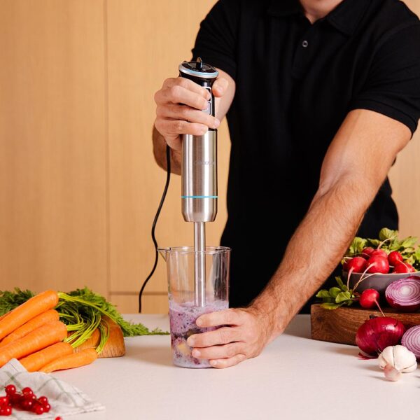 Imagen 4 Batidora de mano Cecotec Power Neutron 1100MAX de 1100 W con cuchillas de titanio negro, pie XL y accesorios. Potencia y precisión para todas tus recetas.