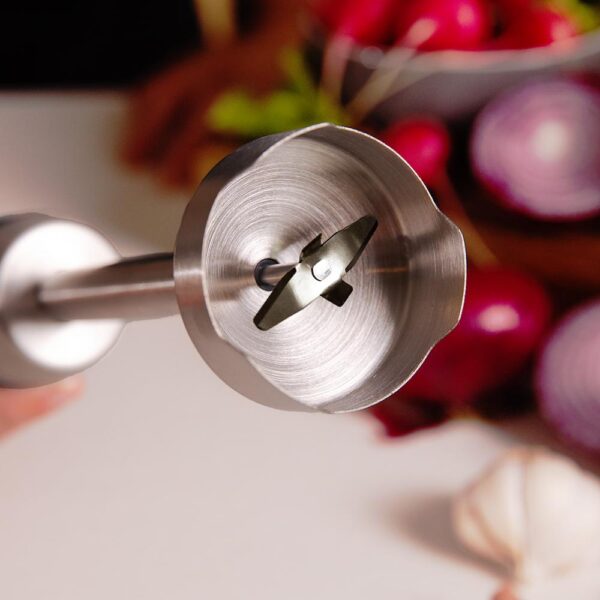 Imagen 5 Batidora de mano Cecotec Power Neutron 1100MAX de 1100 W con cuchillas de titanio negro, pie XL y accesorios. Potencia y precisión para todas tus recetas.