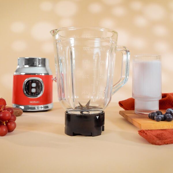 Imagen 7 Batidora de vaso RetroTwist Red de Cecotec con 800 W de potencia, jarra de 1 L y cuchillas de titanio negro. Diseño vintage y eficiencia para tus recetas diarias.