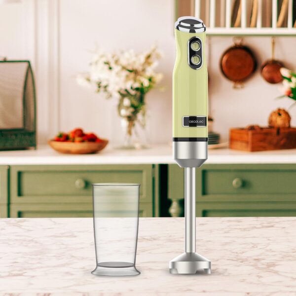 Imagen 7 Batidora de mano Power RetroGreen 1200MAX de Cecotec. 1200 W de potencia, cuchillas de titanio negro y diseño retro para batidos y mezclas perfectas en segundos.