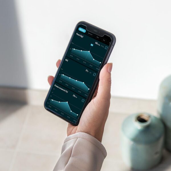 Imagen 4 Báscula de baño digital inteligente Surface Precision 9500 Smart Healthy de Cecotec. Diseñada en cristal templado negro de alta seguridad, pantalla LCD y 180kg.