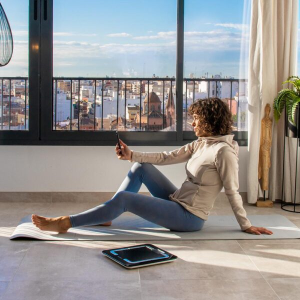 Imagen 6 Báscula de baño digital inteligente Surface Precision 9500 Smart Healthy de Cecotec. Diseñada en cristal templado negro de alta seguridad, pantalla LCD y 180kg.