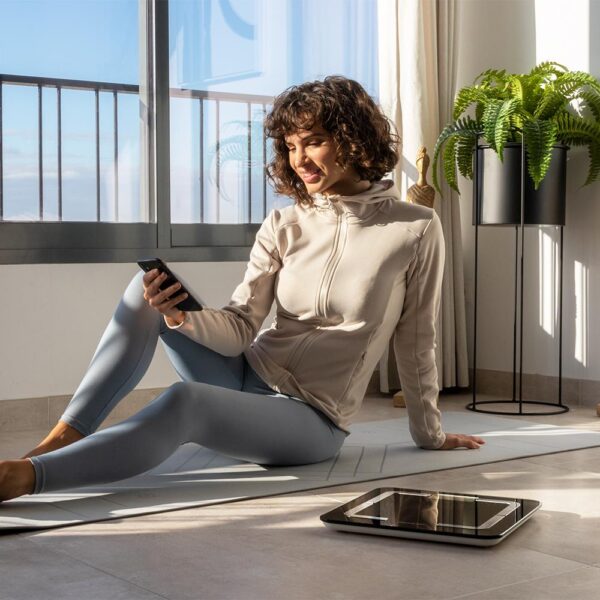 Imagen 7 Báscula de baño digital inteligente Surface Precision 9500 Smart Healthy de Cecotec. Diseñada en cristal templado negro de alta seguridad, pantalla LCD y 180kg.