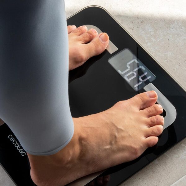 Imagen 8 Báscula de baño digital inteligente Surface Precision 9500 Smart Healthy de Cecotec. Diseñada en cristal templado negro de alta seguridad, pantalla LCD y 180kg.