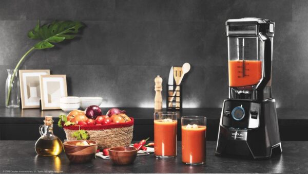 Imagen 3 Batidora de vaso Power Black Titanium 2000 Pro de 2000 W con 8 hojas de titanio negro y jarra de 2 L libre de BPA. Potencia y durabilidad para tus recetas.