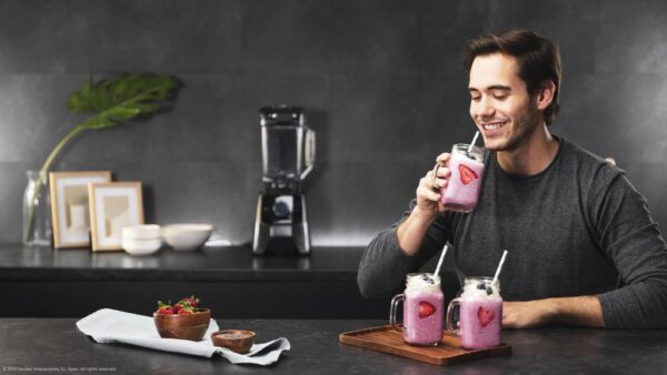 Imagen 5 Batidora de vaso Power Black Titanium 2000 Pro de 2000 W con 8 hojas de titanio negro y jarra de 2 L libre de BPA. Potencia y durabilidad para tus recetas.