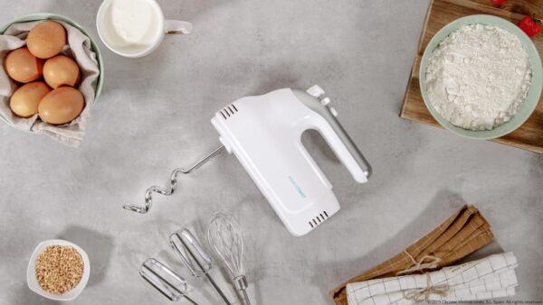 Imagen 6 Batidora de varillas Cecotec PowerTwist 500 de 500 W con 5 niveles de velocidad, función turbo y accesorios para batir, amasar y montar con gran ergonomía.