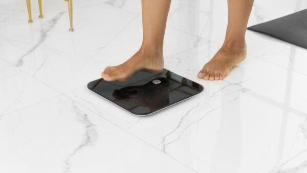 Imagen 4 Báscula de baño inteligente Cecotec Surface Precision 9750 Smart Healthy con bioimpedancia, Bluetooth y cristal templado. Mide 10 parámetros corporales.