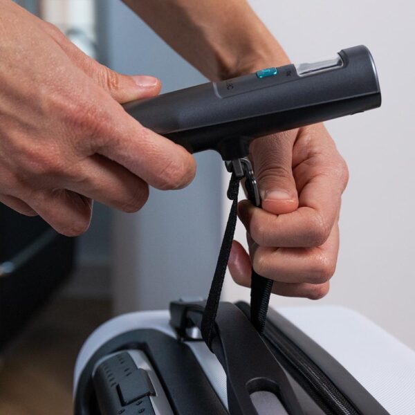 4161-Imagen-8 Imagen 8 Báscula de viaje Bamba TravelControl 5000 EcoPower sin pilas. Con dinamo, capacidad de 50 kg y diseño compacto. Ideal para pesar maletas con máxima precisión.