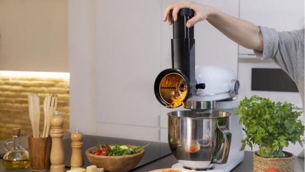 4176-Imagen-3 Imagen 3 Accesorio cortador para amasadoras Twist&Fusion. Incluye 3 tambores de acero inoxidable para rallar, cortar y rebanar frutas y verduras con total precisión.