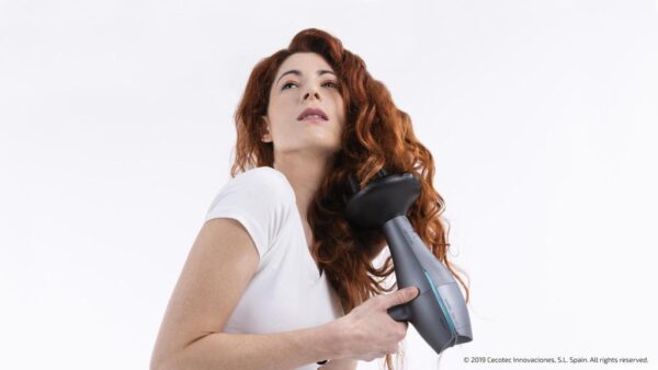 4203-Imagen-5 Imagen 5 Secador de pelo iónico Bamba IoniCare 5300 Maxi Aura Black de 2200 W con motor AC. Incluye difusor, concentrador y función de aire frío para un acabado profesional.