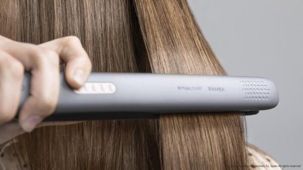 Imagen 5 Plancha de pelo Bamba Ritualcare 890 Titanium con placas de titanio avanzado, temperatura ajustable de 140 a 200 ºC y cable de 3 metros para un alisado profesional.