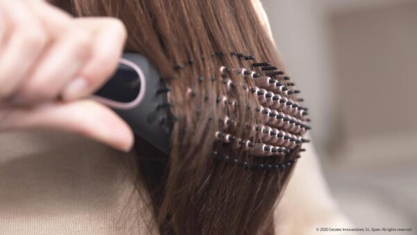 Imagen 6 Cepillo alisador Bamba InstantCare 900 Perfect Brush con 61 W, revestimiento de queratina, aceite de argán e ión real para un cabello suave y sin encrespamiento.