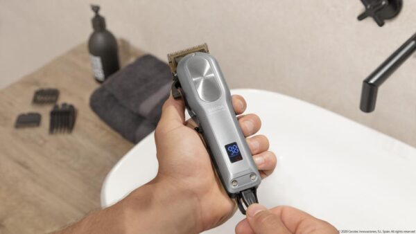 Imagen 5 Cortapelos Bamba PrecisionCare Proclipper Titanium Go con cuchillas de acero inoxidable, batería de litio de 120 min de autonomía y 8 peines guía profesionales.