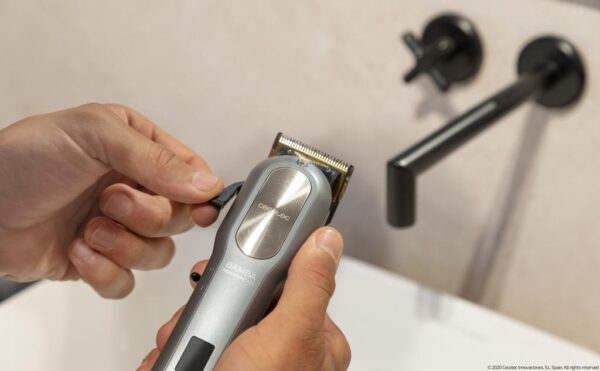 Imagen 6 Cortapelos Bamba PrecisionCare Proclipper Titanium Go con cuchillas de acero inoxidable, batería de litio de 120 min de autonomía y 8 peines guía profesionales.