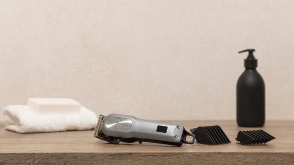 Imagen 7 Cortapelos Bamba PrecisionCare Proclipper Titanium Go con cuchillas de acero inoxidable, batería de litio de 120 min de autonomía y 8 peines guía profesionales.