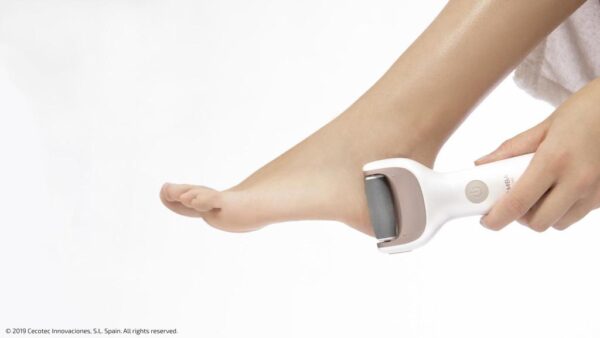 Imagen 4 Lima eléctrica para pies Cecotec Bamba SkinCare Silky con batería de litio. Cuenta con diseño ergonómico, uso inalámbrico o con cable y 2 rodillos distintos.