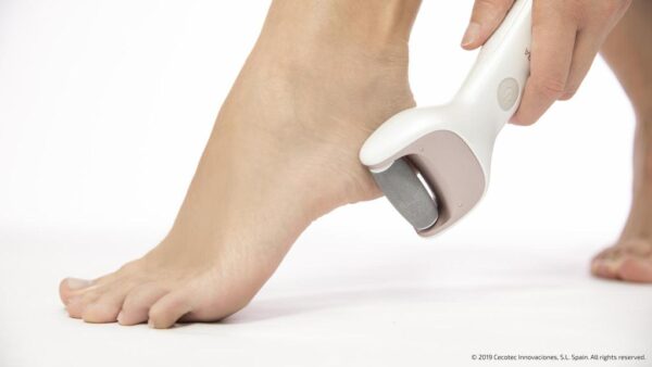 Imagen 5 Lima eléctrica para pies Cecotec Bamba SkinCare Silky con batería de litio. Cuenta con diseño ergonómico, uso inalámbrico o con cable y 2 rodillos distintos.