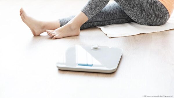 4250-Imagen-4 Imagen 4 Báscula de baño ecológica Cecotec Surface Precision 10000 Healthy White. Tecnología EcoPower sin pilas, superficie de vidrio templado y máxima precisión.