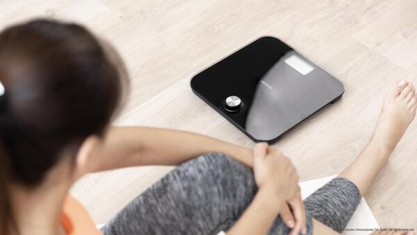 Imagen 5 Báscula de baño ecológica Cecotec Surface Precision EcoPower 10000 Healthy Black. Diseño en vidrio templado, sensores de alta precisión y sin pilas.