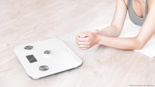 Imagen 3 Báscula de baño EcoPower sin pilas, con superficie de vidrio templado blanco, sensores de alta precisión y pantalla LCD para un control de peso exacto.