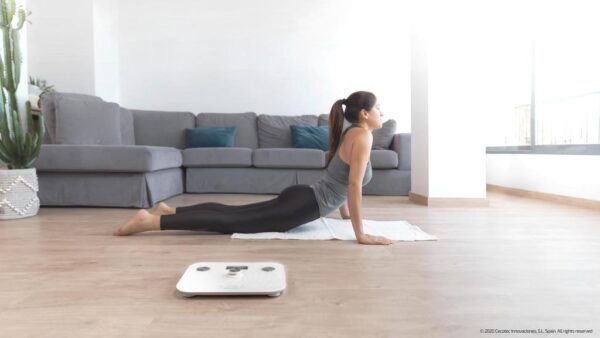 Imagen 5 Báscula de baño EcoPower sin pilas, con superficie de vidrio templado blanco, sensores de alta precisión y pantalla LCD para un control de peso exacto.