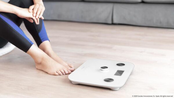 Imagen 6 Báscula de baño EcoPower sin pilas, con superficie de vidrio templado blanco, sensores de alta precisión y pantalla LCD para un control de peso exacto.