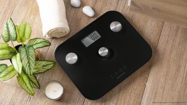 Imagen 4 Báscula de baño Cecotec EcoPower sin pilas, con función de bioimpedancia y sensores de precisión. Superficie de vidrio templado negro de alta seguridad.