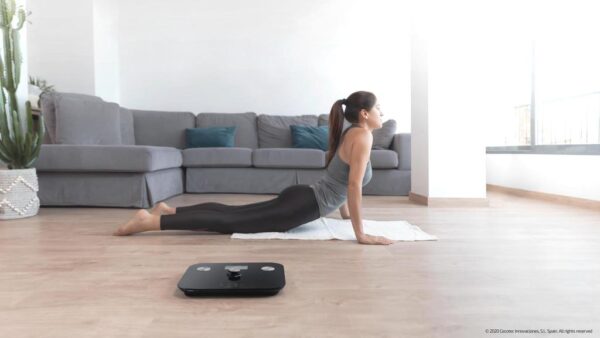 Imagen 5 Báscula de baño Cecotec EcoPower sin pilas, con función de bioimpedancia y sensores de precisión. Superficie de vidrio templado negro de alta seguridad.