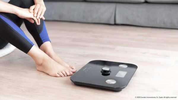 Imagen 6 Báscula de baño Cecotec EcoPower sin pilas, con función de bioimpedancia y sensores de precisión. Superficie de vidrio templado negro de alta seguridad.