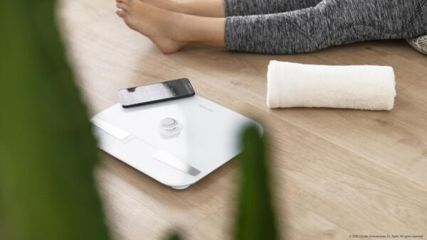 Imagen 6 Báscula de baño Cecotec EcoPower 10200 Smart Healthy White sin pilas. Conexión App, vidrio templado y sensores de alta precisión para un control exacto.
