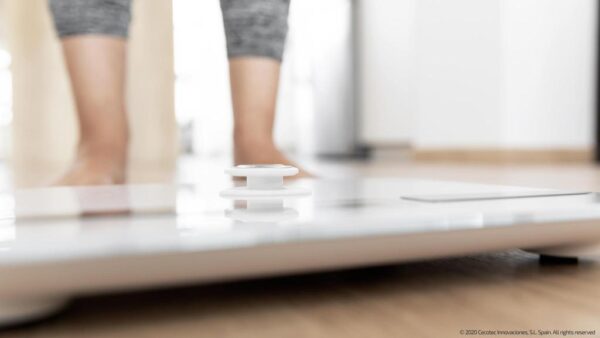 Imagen 8 Báscula de baño Cecotec EcoPower 10200 Smart Healthy White sin pilas. Conexión App, vidrio templado y sensores de alta precisión para un control exacto.