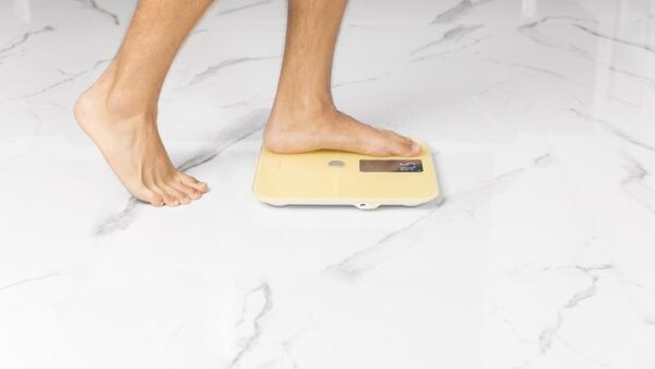Imagen 5 Báscula de baño inteligente Cecotec Surface Precision 10400 Smart Healthy Vision Yellow. Mide 15 parámetros corporales con bioimpedancia y conexión a App.