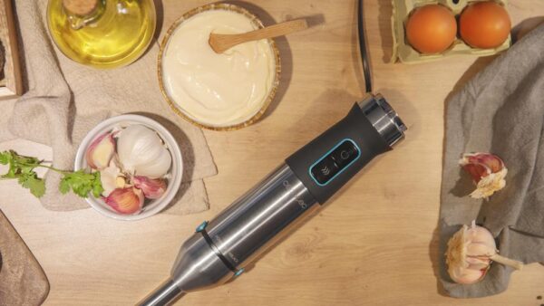 Imagen 6 Batidora de mano Power TitanBlack 1500 XL Cream de 1500 W con cuchillas de titanio, pie extralargo y campana antisalpicaduras para resultados profesionales.