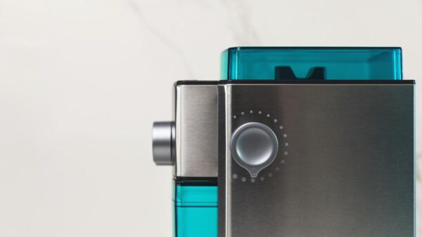Imagen 4 Molinillo de café SteelMill 2000 Adjust con 150 W, muelas planas y 17 niveles de molienda. Depósito de 250 g y cuerpo de acero inoxidable de alta calidad.