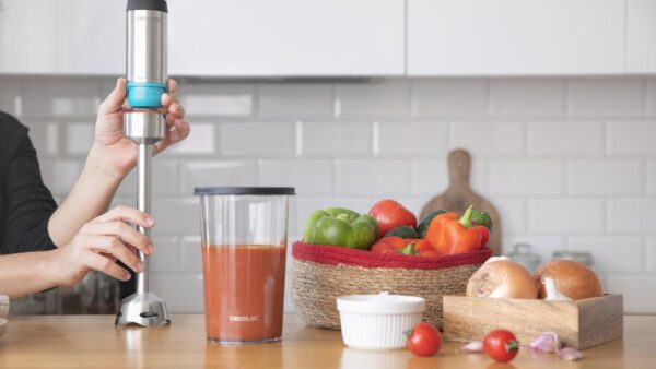 Imagen 4 Batidora de mano Cecotec Power TitanBlack 1200 XL de 1200 W con tecnología CrossBlades de 4 hojas, pie extralargo, campana antisalpicaduras y vaso de 800 ml.