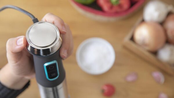 Imagen 5 Batidora de mano Cecotec Power TitanBlack 1200 XL de 1200 W con tecnología CrossBlades de 4 hojas, pie extralargo, campana antisalpicaduras y vaso de 800 ml.