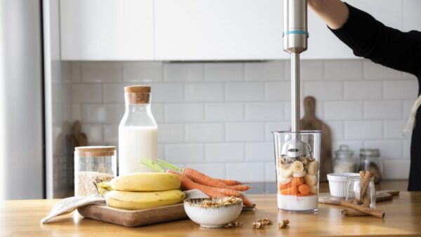 Imagen 6 Batidora de mano Cecotec Power TitanBlack 1200 XL de 1200 W con tecnología CrossBlades de 4 hojas, pie extralargo, campana antisalpicaduras y vaso de 800 ml.