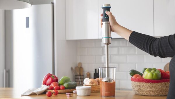 Imagen 3 Batidora de mano Power TitanBlack 1200 XL Cream con 1200 W, tecnología CrossBlades de 4 hojas y pie XL. Incluye vaso de 800 ml y varilla para batir fácilmente.