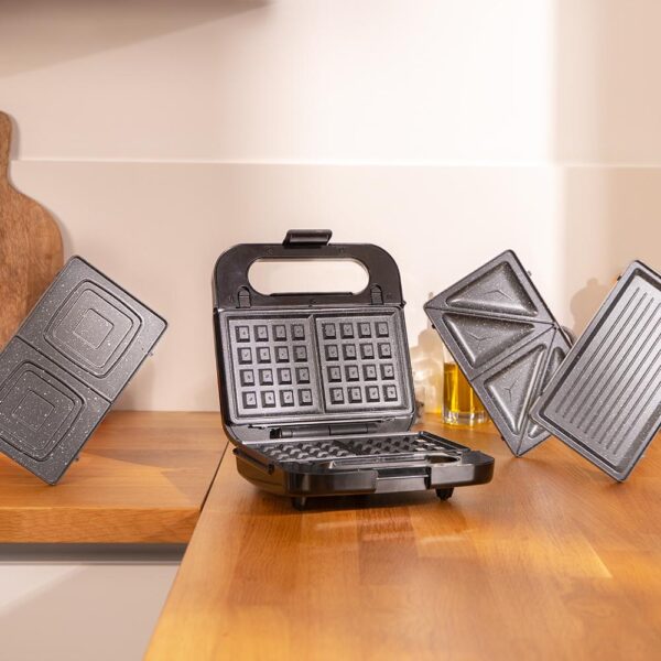 Imagen 3 Sandwichera 4 en 1 Cecotec de 1000 W con revestimiento RockStone. Incluye placas intercambiables para sándwiches, gofres y grill. Acabados en acero inoxidable.