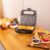 Imagen 4 Sandwichera 4 en 1 Cecotec de 1000 W con revestimiento RockStone. Incluye placas intercambiables para sándwiches, gofres y grill. Acabados en acero inoxidable.