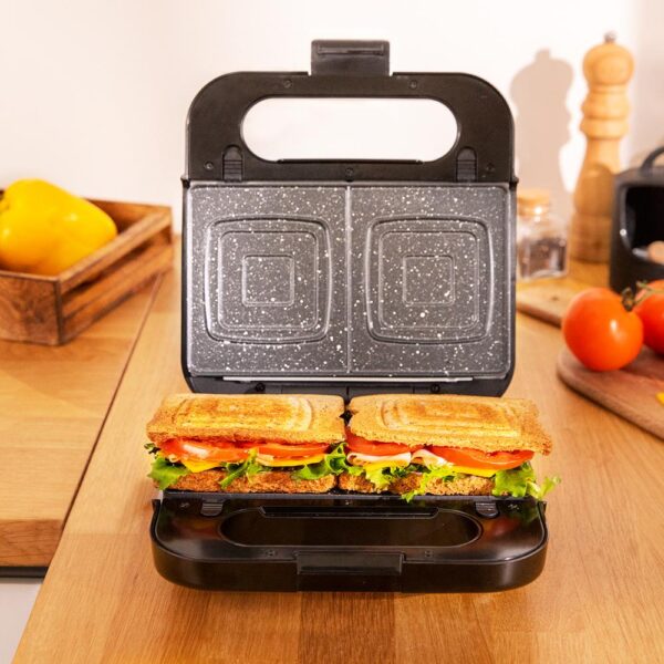 Imagen 5 Sandwichera 4 en 1 Cecotec de 1000 W con revestimiento RockStone. Incluye placas intercambiables para sándwiches, gofres y grill. Acabados en acero inoxidable.