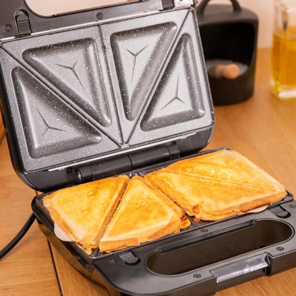 Imagen 7 Sandwichera 4 en 1 Cecotec de 1000 W con revestimiento RockStone. Incluye placas intercambiables para sándwiches, gofres y grill. Acabados en acero inoxidable.