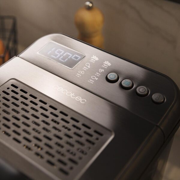 Imagen 3 Freidora de 4,2 litros y 3270 W con diseño en acero negro. Incluye filtro OilCleaner para mantener el aceite limpio y 5 programas automáticos de cocina.