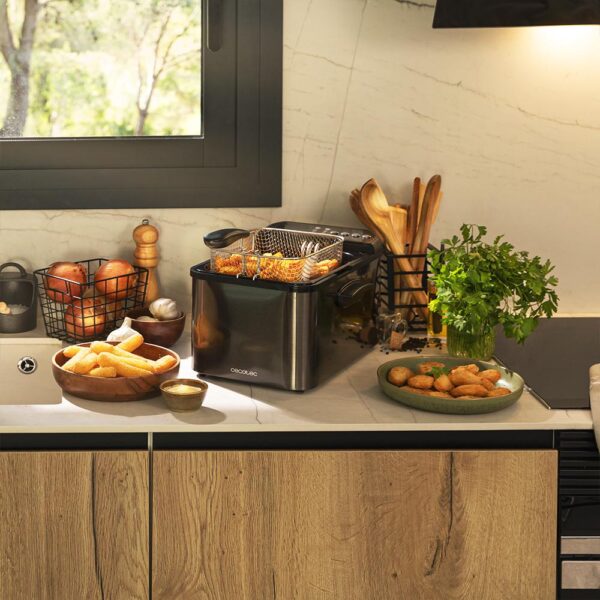 Imagen 5 Freidora de 4,2 litros y 3270 W con diseño en acero negro. Incluye filtro OilCleaner para mantener el aceite limpio y 5 programas automáticos de cocina.