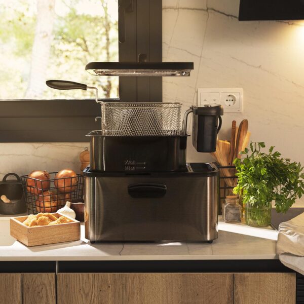 Imagen 6 Freidora de 4,2 litros y 3270 W con diseño en acero negro. Incluye filtro OilCleaner para mantener el aceite limpio y 5 programas automáticos de cocina.