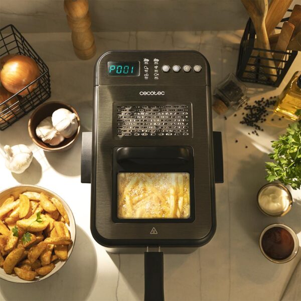 Imagen 8 Freidora de 4,2 litros y 3270 W con diseño en acero negro. Incluye filtro OilCleaner para mantener el aceite limpio y 5 programas automáticos de cocina.