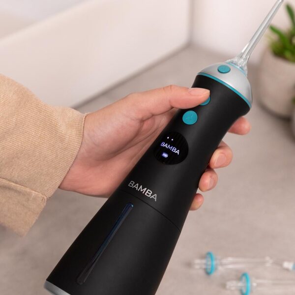 Imagen 3 Irrigador bucal portátil con 6 modos, 6 boquillas y pantalla LED. Cuenta con 8 niveles de presión, capacidad de 280 ml, resistencia IPX7 y carga por USB.