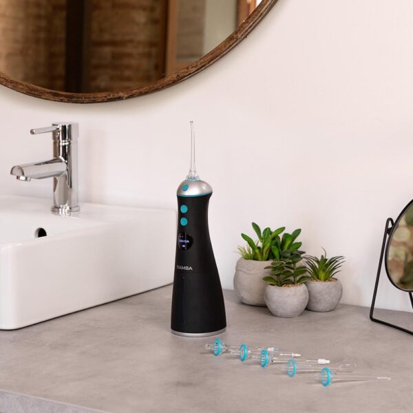 Imagen 4 Irrigador bucal portátil con 6 modos, 6 boquillas y pantalla LED. Cuenta con 8 niveles de presión, capacidad de 280 ml, resistencia IPX7 y carga por USB.