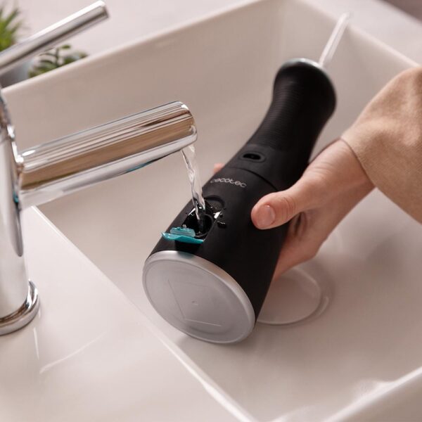 Imagen 6 Irrigador bucal portátil con 6 modos, 6 boquillas y pantalla LED. Cuenta con 8 niveles de presión, capacidad de 280 ml, resistencia IPX7 y carga por USB.